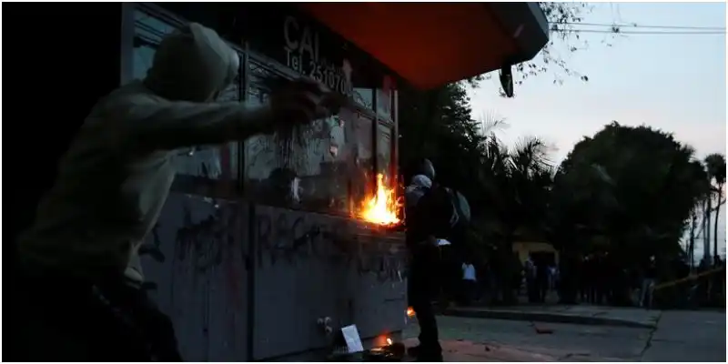 VIOLENCIA POLICIAL Y DESMANES cobran la vida de 10 personas en Colombia