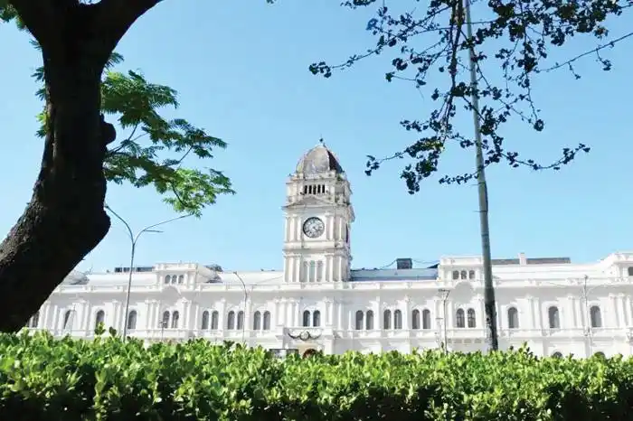 Los trabajadores estatales cobrarán el mismo  aumento de los docentes
