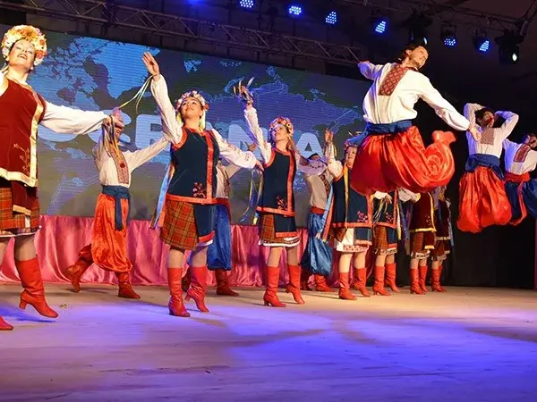 En Berisso se desarrolla la Fiesta Provincial del Inmigrante.
