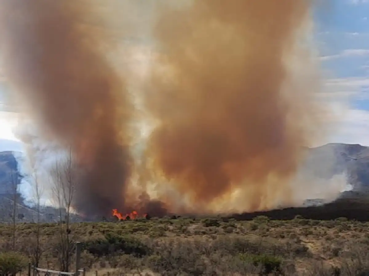 Fueron contenidos este domingo los incendios en La Cumbre y San Clemente