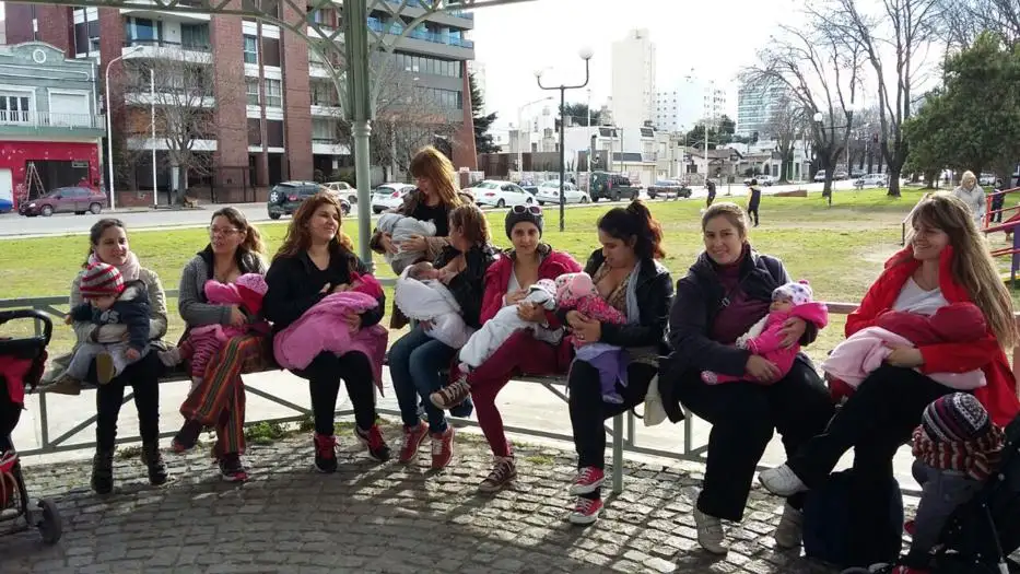Madres convocadas para hacer valer el derecho de amamantar en público