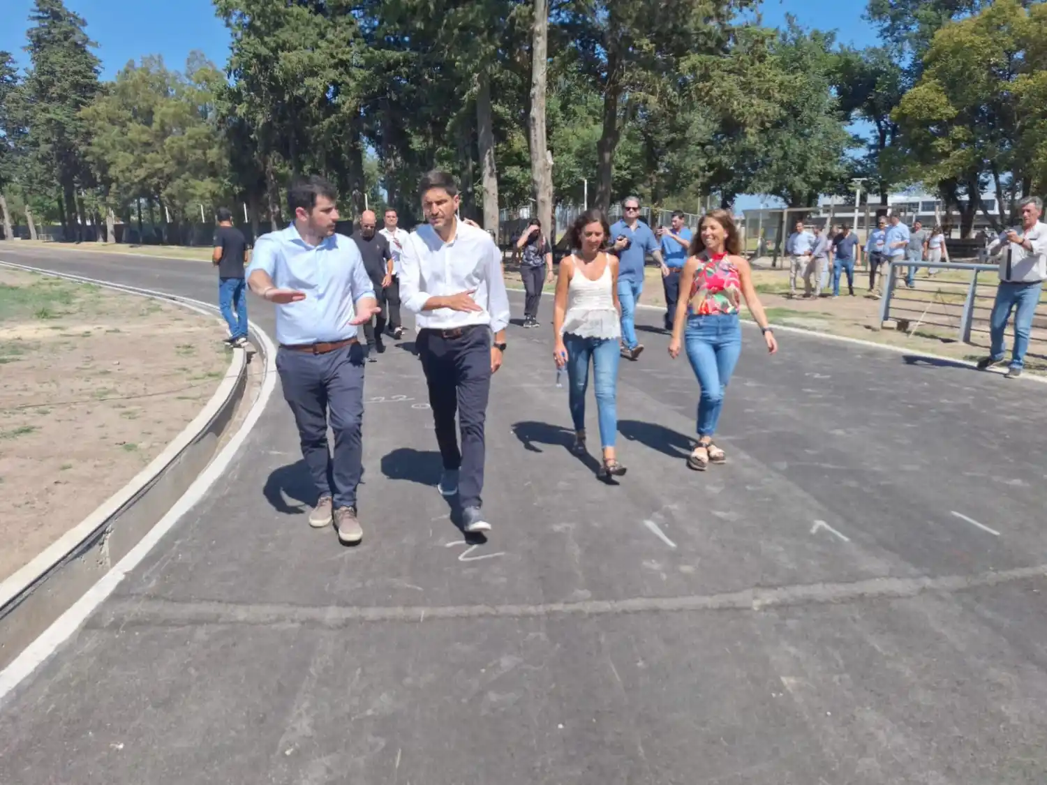 Pullaro junto a Chiarella, Di Gregorio y Galnares en la nueva pista de atletismo. Foto: Sur24