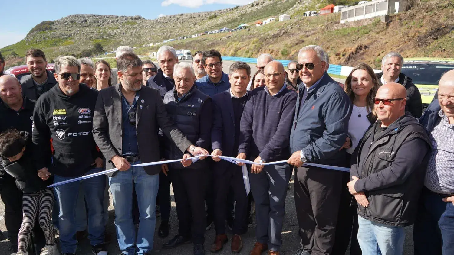 Kicillof, Reino y demás autoridades, en Balcarce