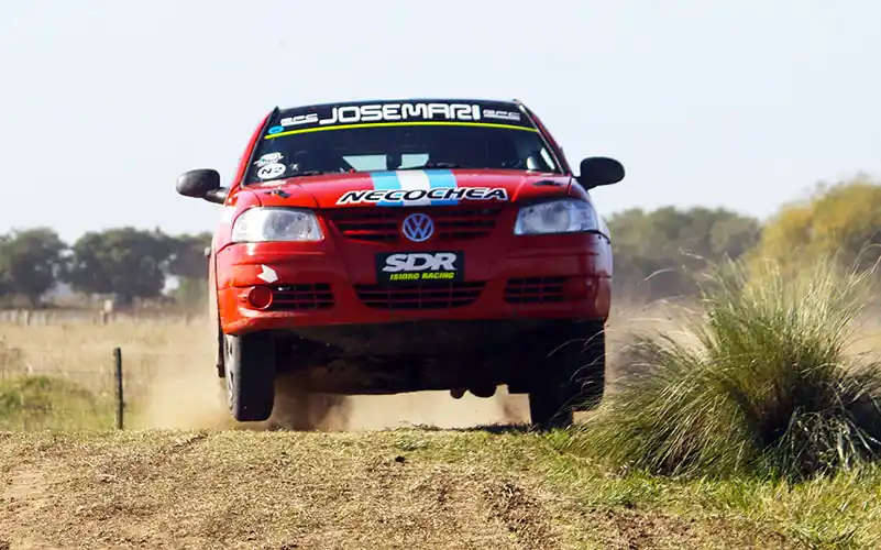 Mario Llinás con su cuarto título en el Rally Mar y Sierras