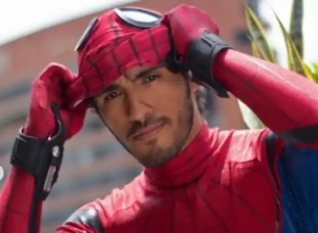 LA REACCIÓN de Oscar Olivares al convertirse en el Spider-Man venezolano