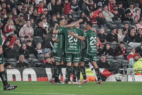 Junín está de fiesta: con un ex Boca como figura, Sarmiento sorprendió a River y dejó un Monumental en llamas