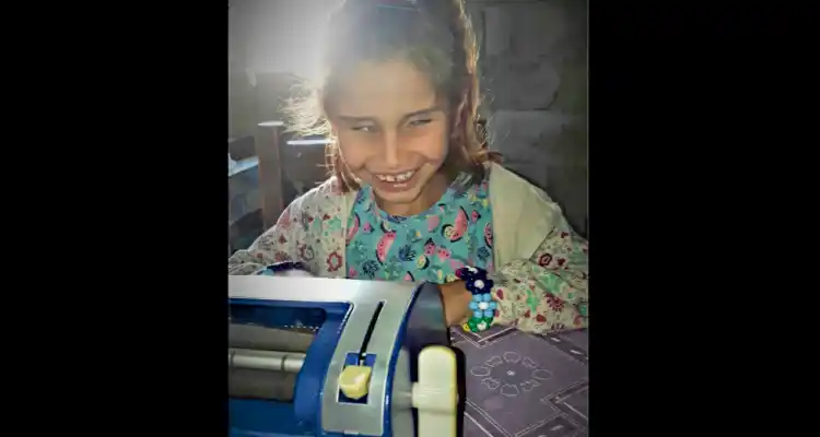 Zoe recorrió Sadiv  y ya tiene en  su casa la máquina de escribir braille