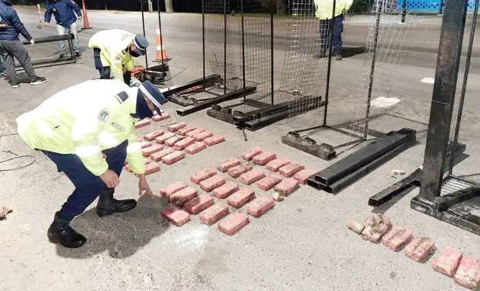 Camión transportaba motores de  lavarropas con drogas escondidas