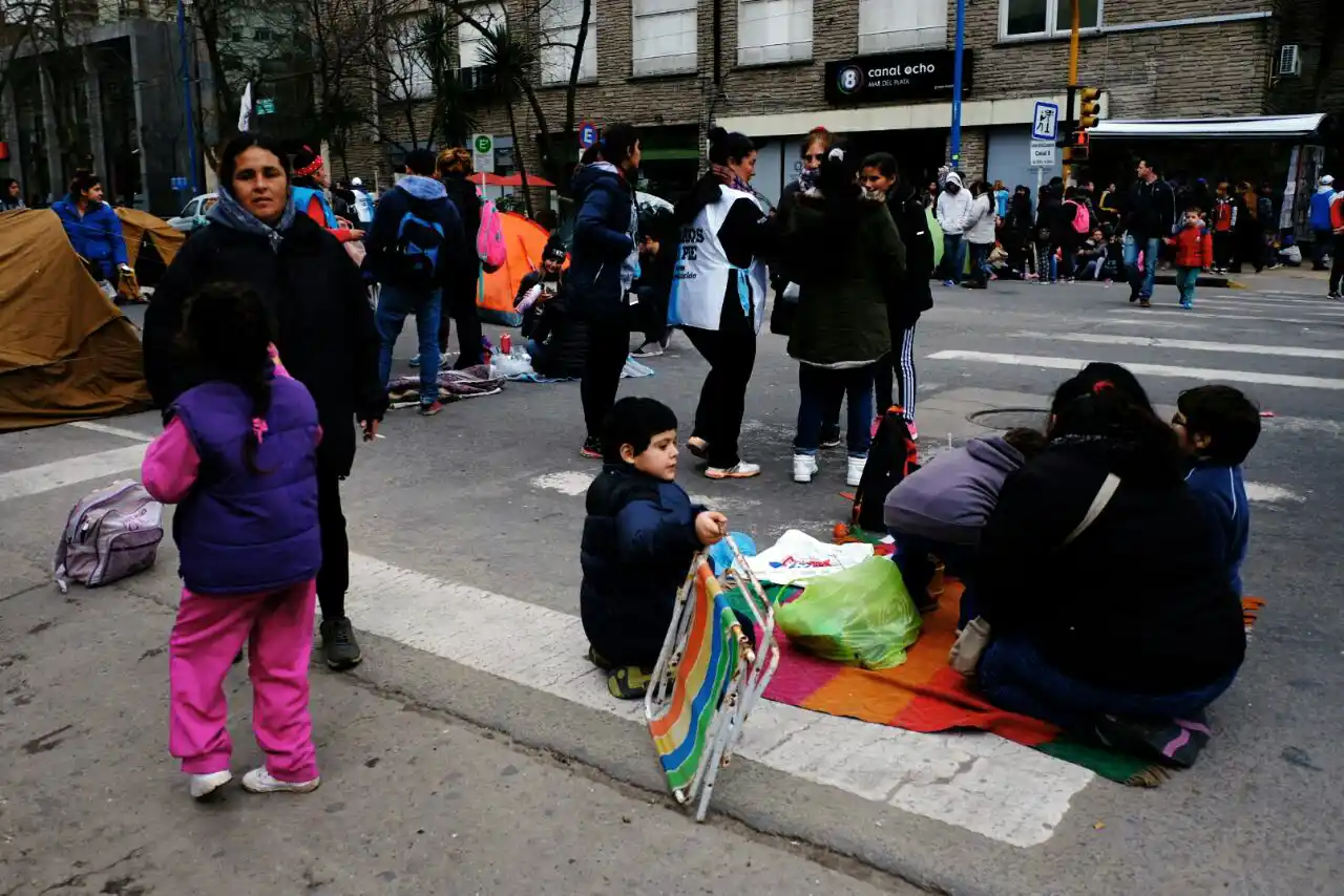 Por el acampe frente al Municipio, cambiaron de circulación una calle