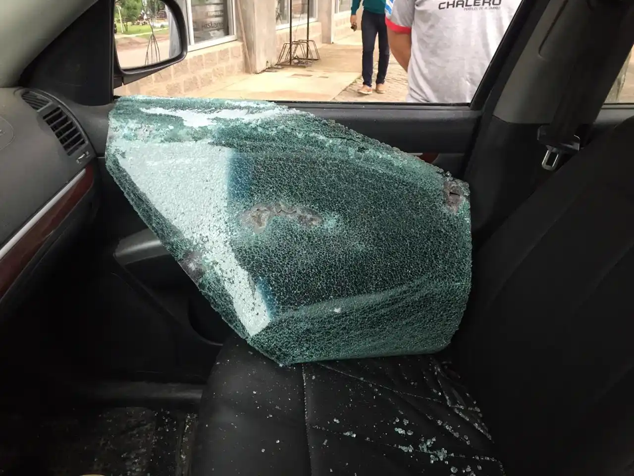 Rompieron el vidrio de una camioneta a patadas para robar una billetera