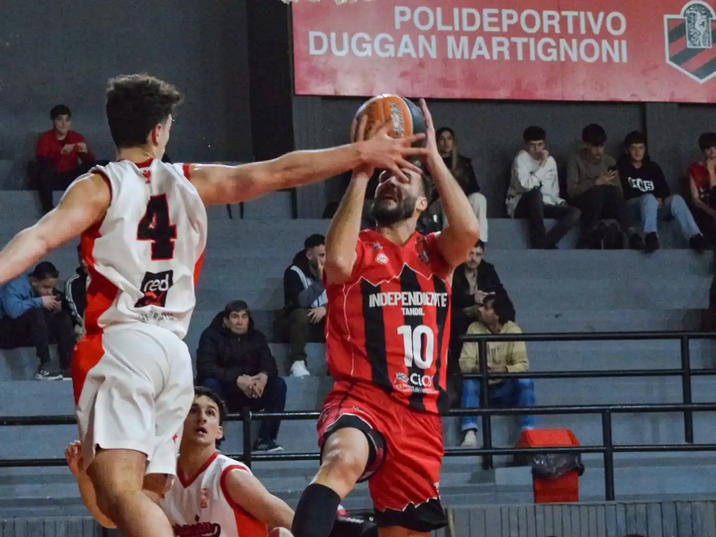 Un ataque al aro de Lautaro Lanusse para Independiente.

Foto: Nicolás Pintueles.