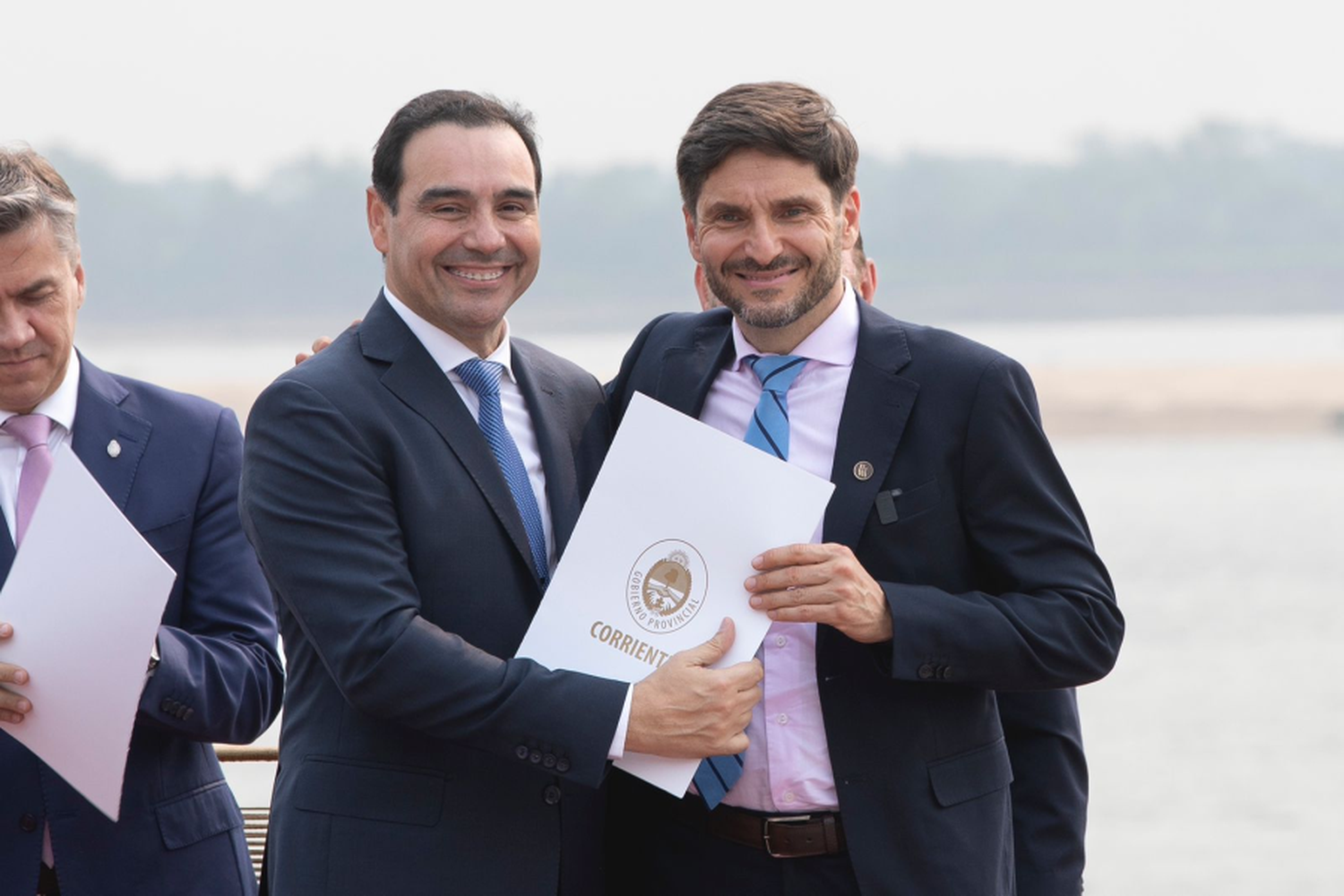 Pullaro y el gobernador de Corrientes Gustavo Valdez
</p><p>Prensa gobierno de la Provincia