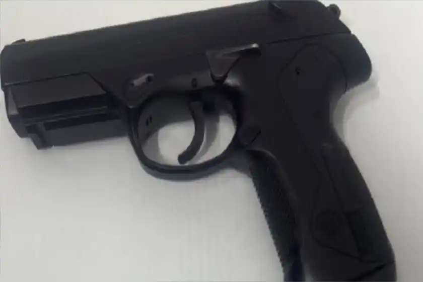 Detuvieron a un gendarme que amenazó a su pareja con un arma de aire comprimido en un hospital céntrico