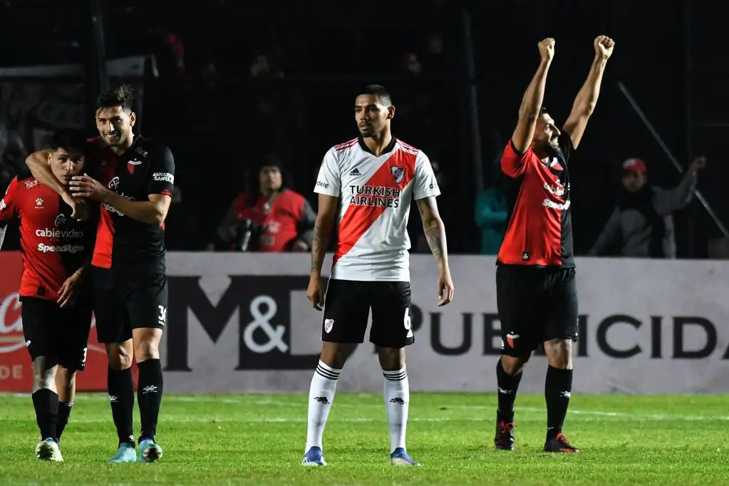 Con gol de Ávila y por el VAR, Colón le ganó a River 1-0 en Santa Fe