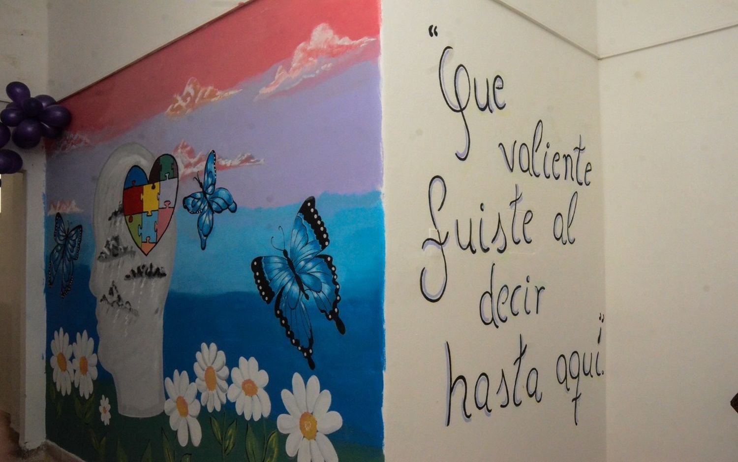 Se descubrió un mural de la no violencia, en el centro cívico