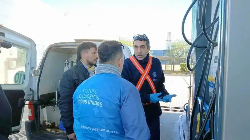 Defensa al Consumidor junto a técnicos del INTI 
continúa la verificación en surtidores de combustible