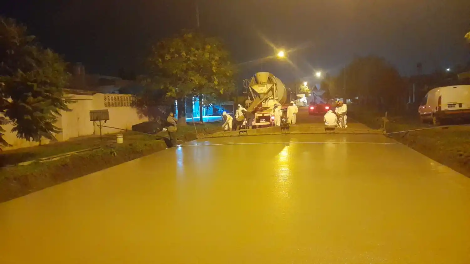 La cuadrilla trabajando en horario nocturno.