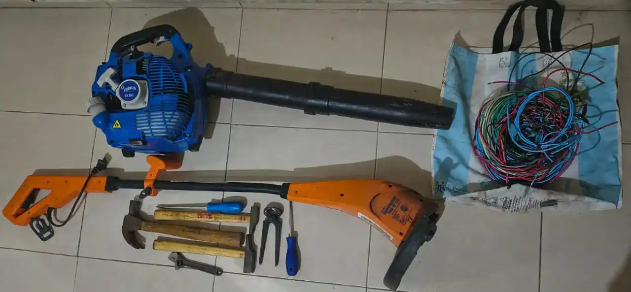 Atraparon a dos hombres con varias herramientas robadas desde una escuela de la zona