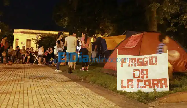 Autoconvocados por viviendas acampan frente al Municipio 