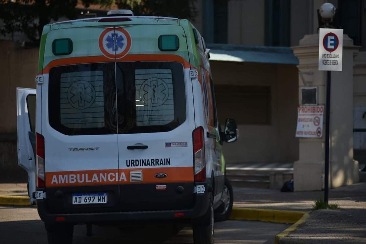 Una menor de 13 años recibió un disparo de un arma de fuego que manipulaba su padre