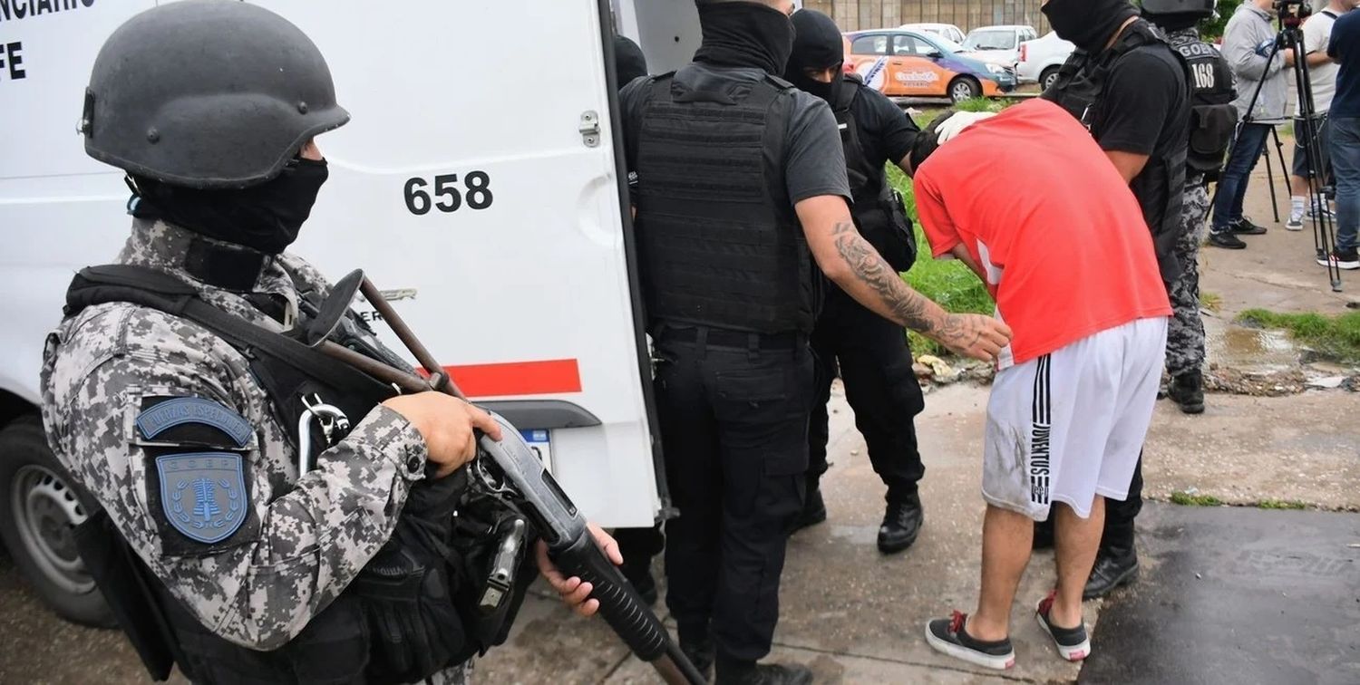 El traslado de presos alojados en comisarías a unidades penitenciarias es una medida que se analiza en la cartera de seguridad provincial. Crédito: Archivo El Litoral