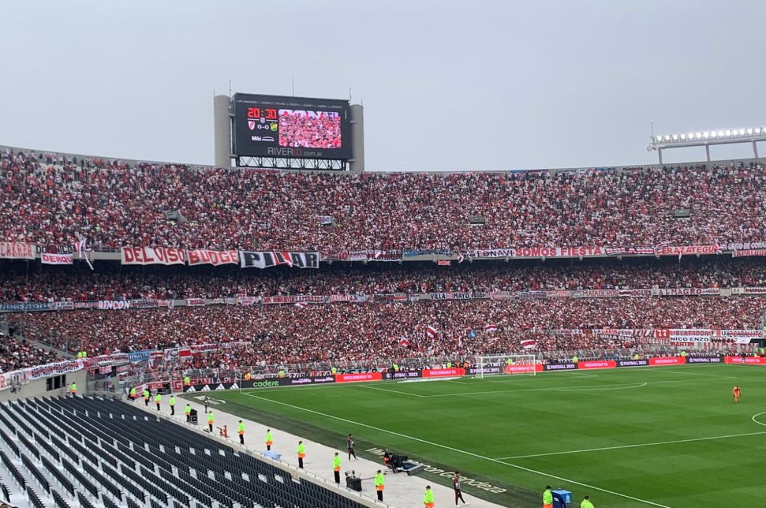 En pleno partido, un hincha de River se cayó de la tribuna y murió