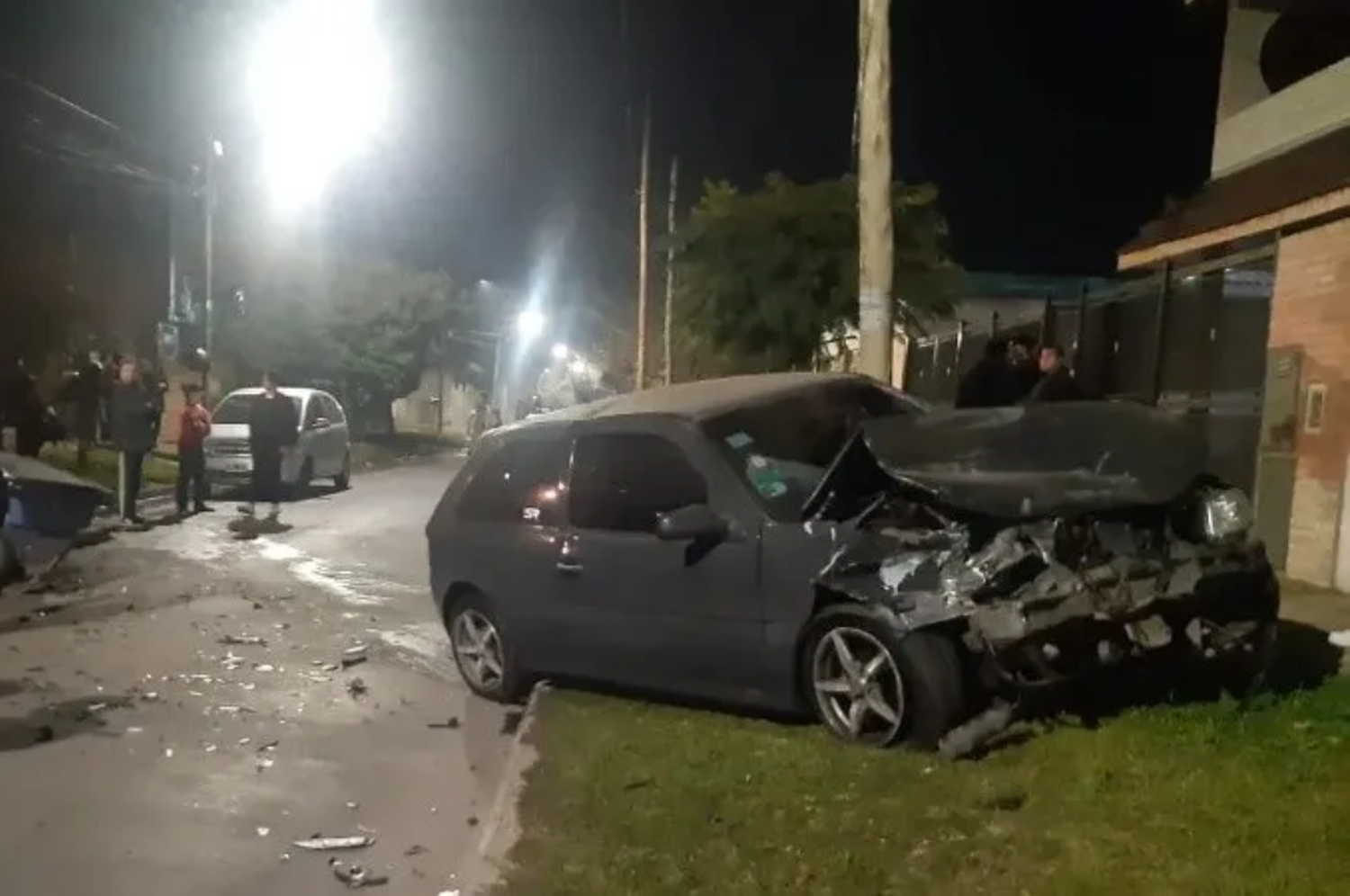 Una mujer policía manejaba en estado de ebriedad y chocó contra dos autos