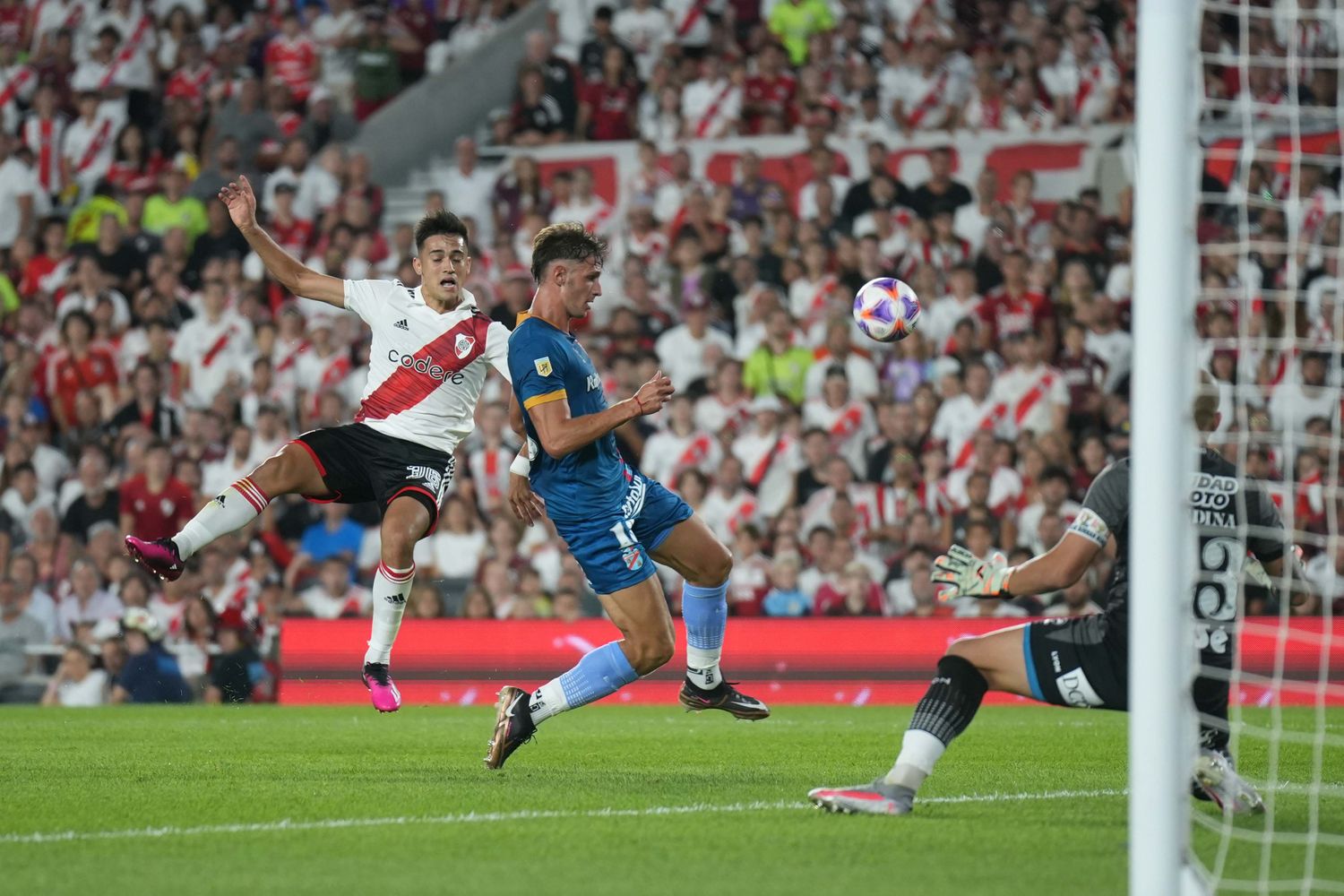 Arsenal se llevó un triunfo gigante del Monumental