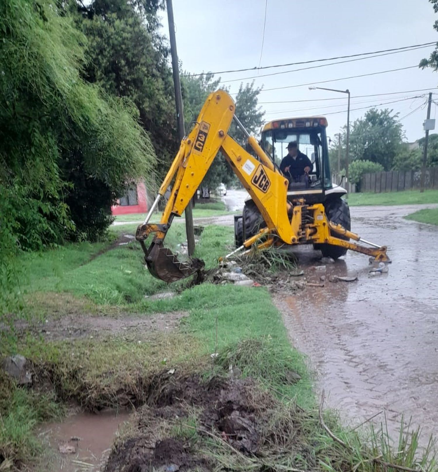 Cuadrillas municipales realizan trabajos de limpieza y desobstrucción de desagües