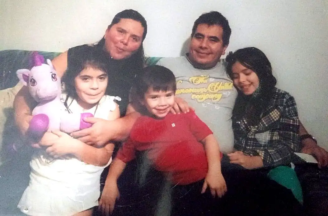 Rolando Aquino junto a su familia.