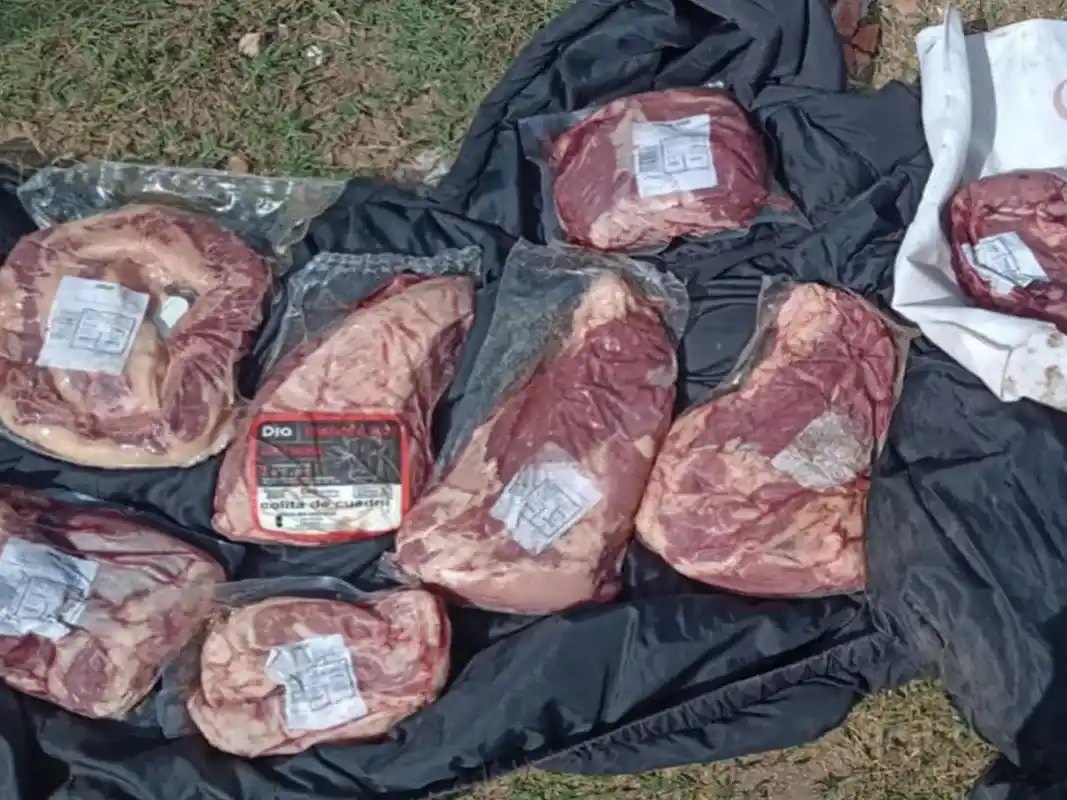 Robó carne de un supermercado en pleno centro, intentó escapar en bicicleta y terminó detenido por la policía