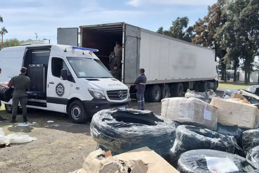 Decomisaron 395 neumáticos y más de 26 millones de pesos en encomiendas en Rosario