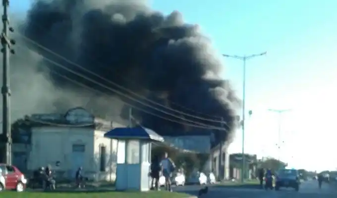 Incendio en los galpones de Kamarr: trabajan cuatro dotaciones de Bomberos