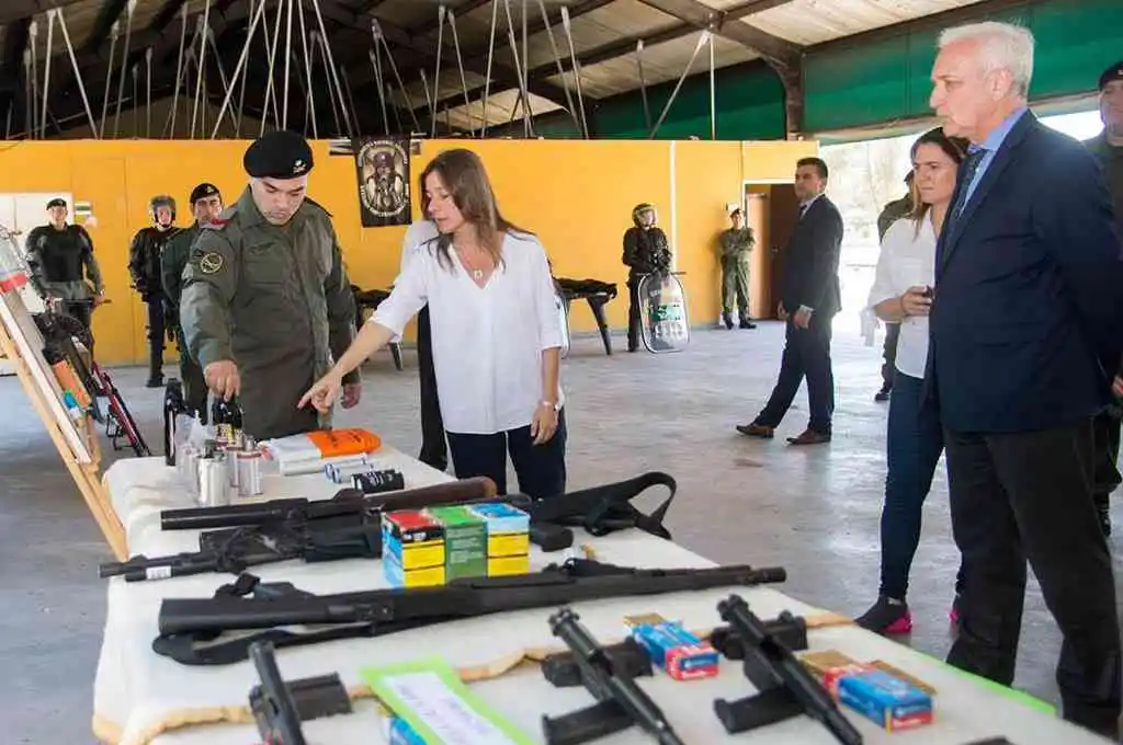 El gobierno derogó el protocolo para uso de armas de fuego y Taser, y el control de DNI