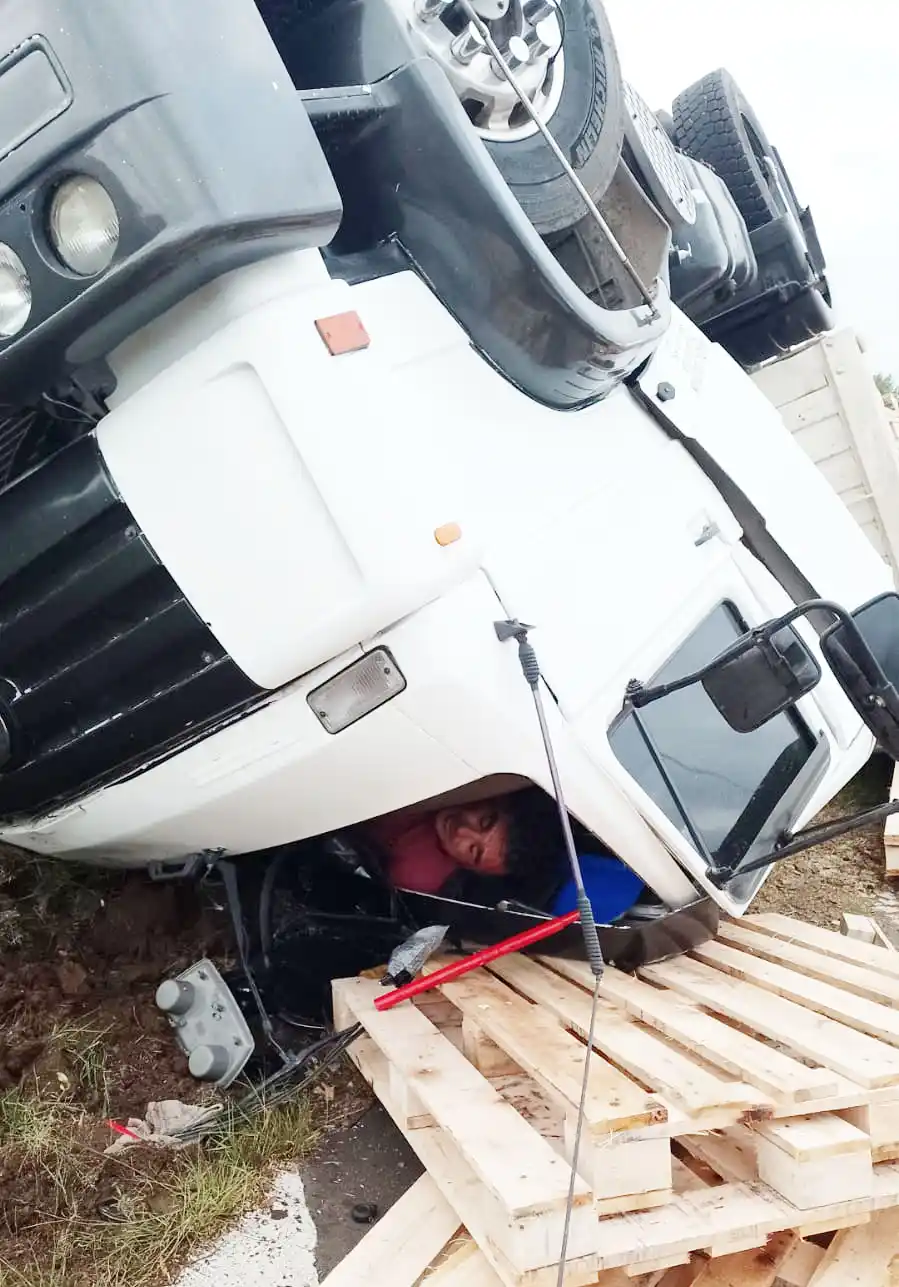 Un camión volcó y su conductor quedó atrapado en la cabina