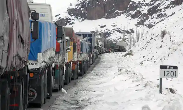 Mendoza: hay mil camiones varados por el temporal en el paso a Chile