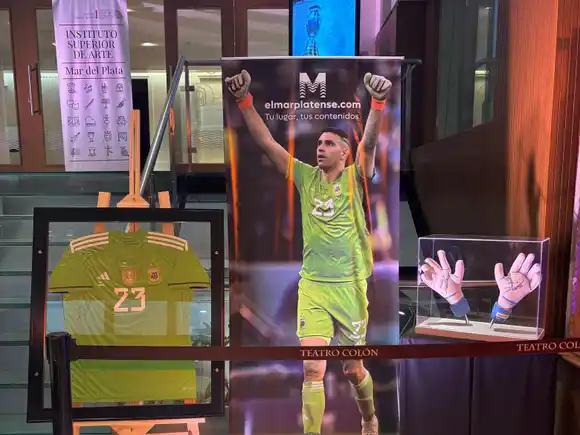 Donación de Dibu al Materno: "Para qué tener los guantes colgados si le voy a hacer un bien a los chicos del hospital"