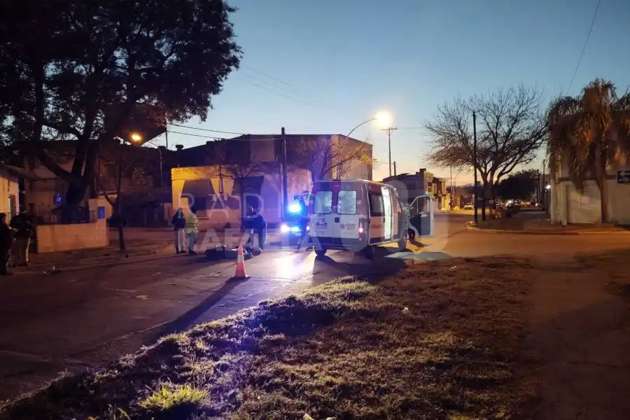Fuerte accidente de tránsito acabó con dos jóvenes con importantes lesiones