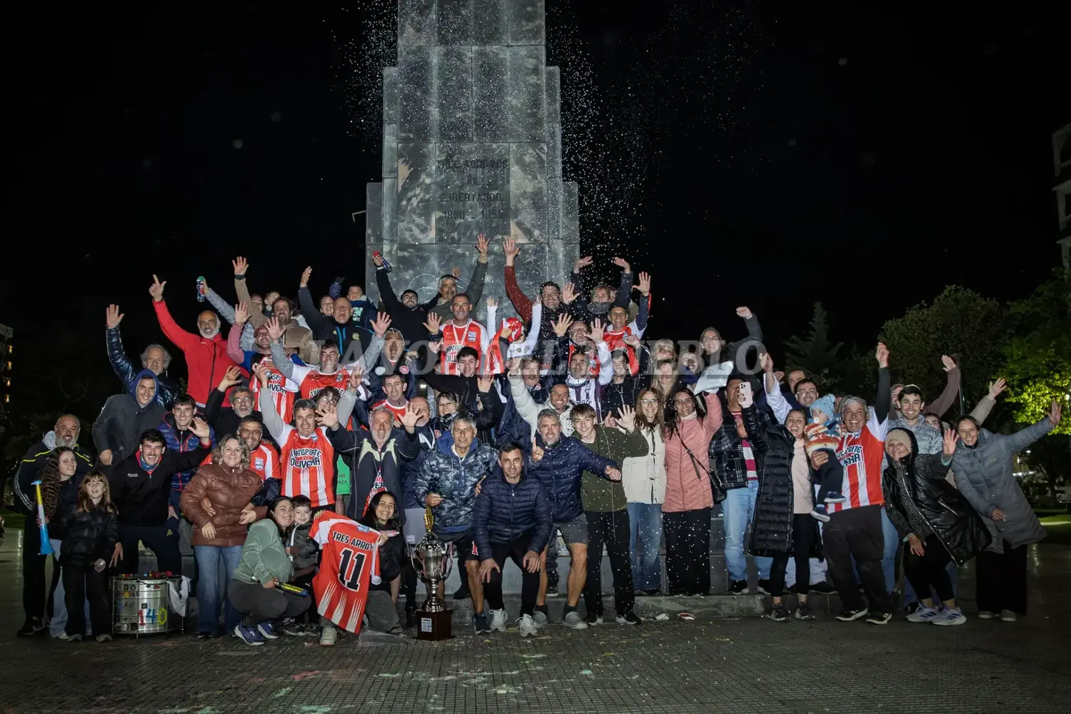 En su llegada a la Plaza San Martín, el equipo de Veteranos festejó el título nacional
