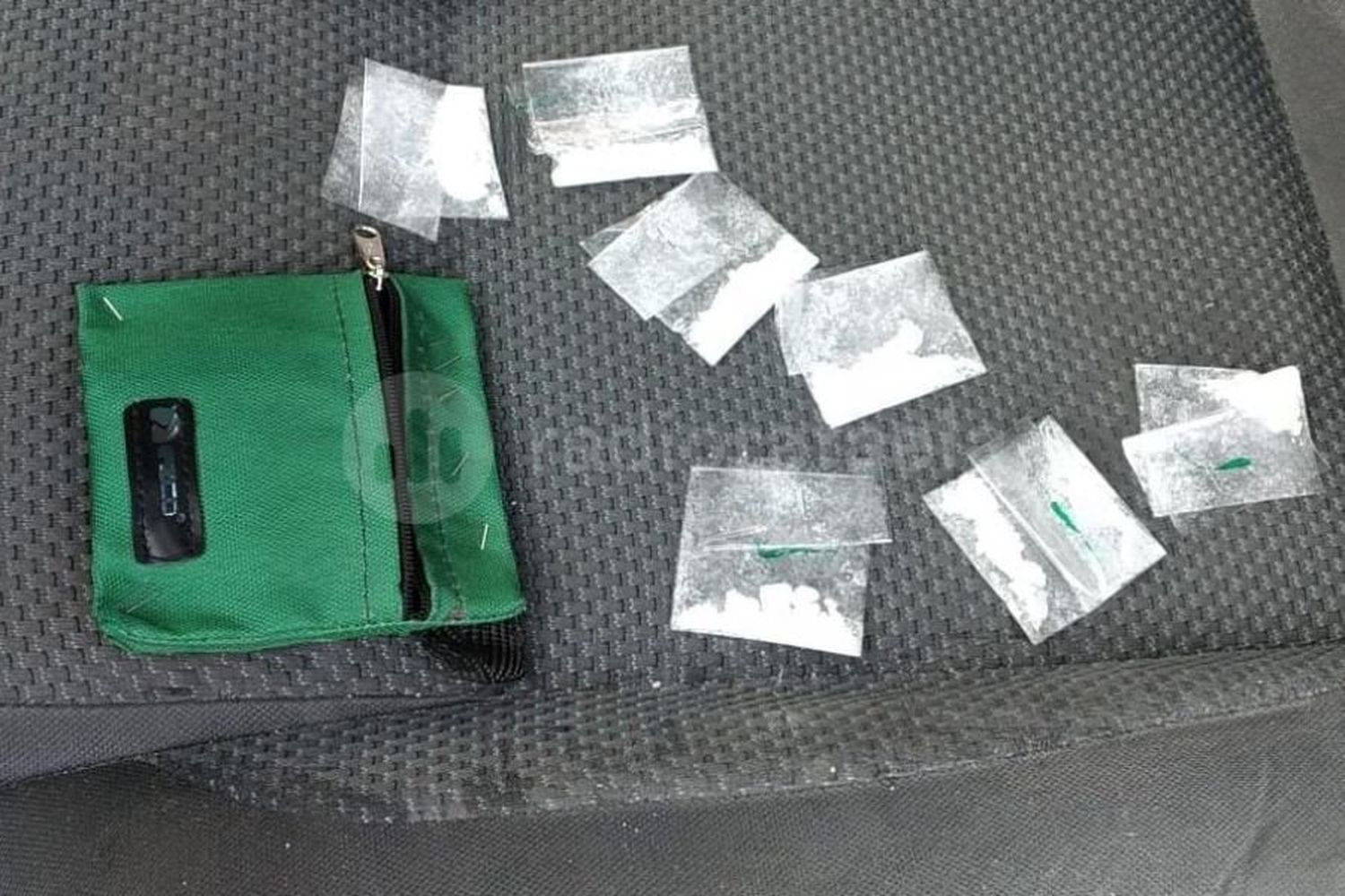 Intentó fugarse, arrastró a un gendarme y terminó detenido con cocaína