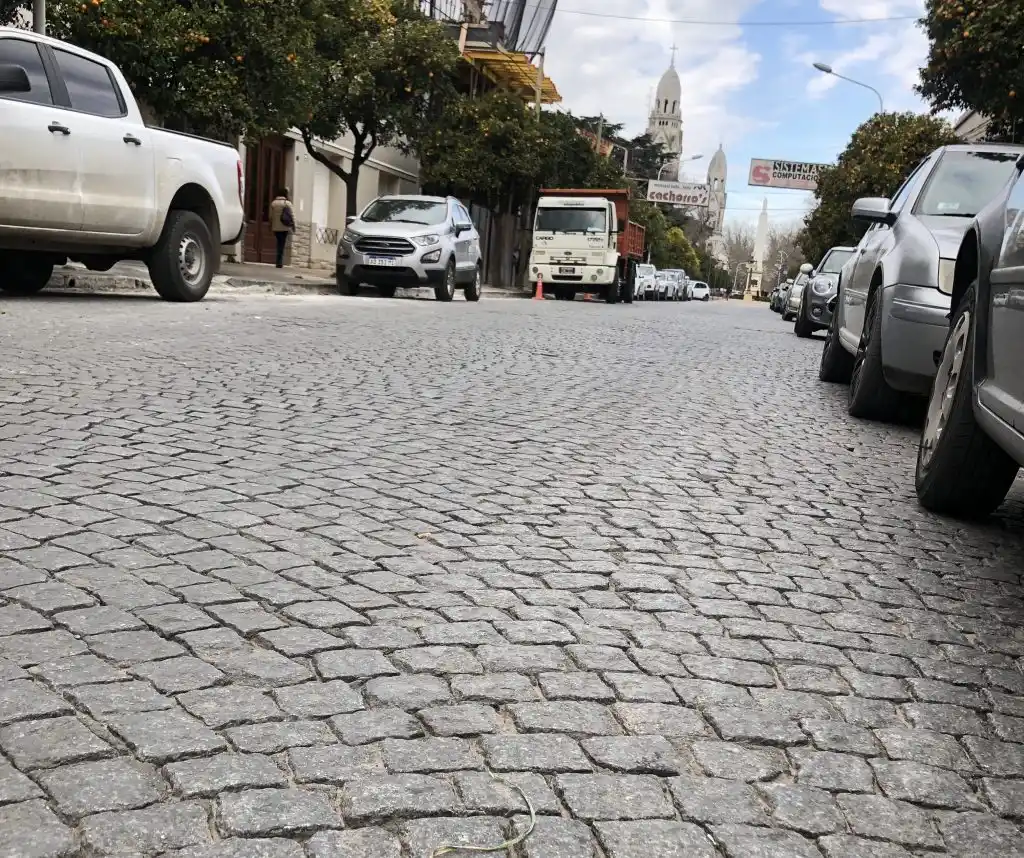 Polémica por las calles con pavimento de adoquín 