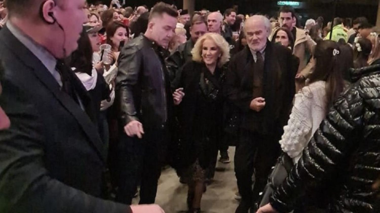 Luis Miguel bajó del escenario y saludó a Mirtha Legrand que fue ovacionada por el público