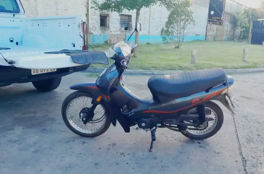 Una motociclista atropelló a una mujer y se dio a la fuga