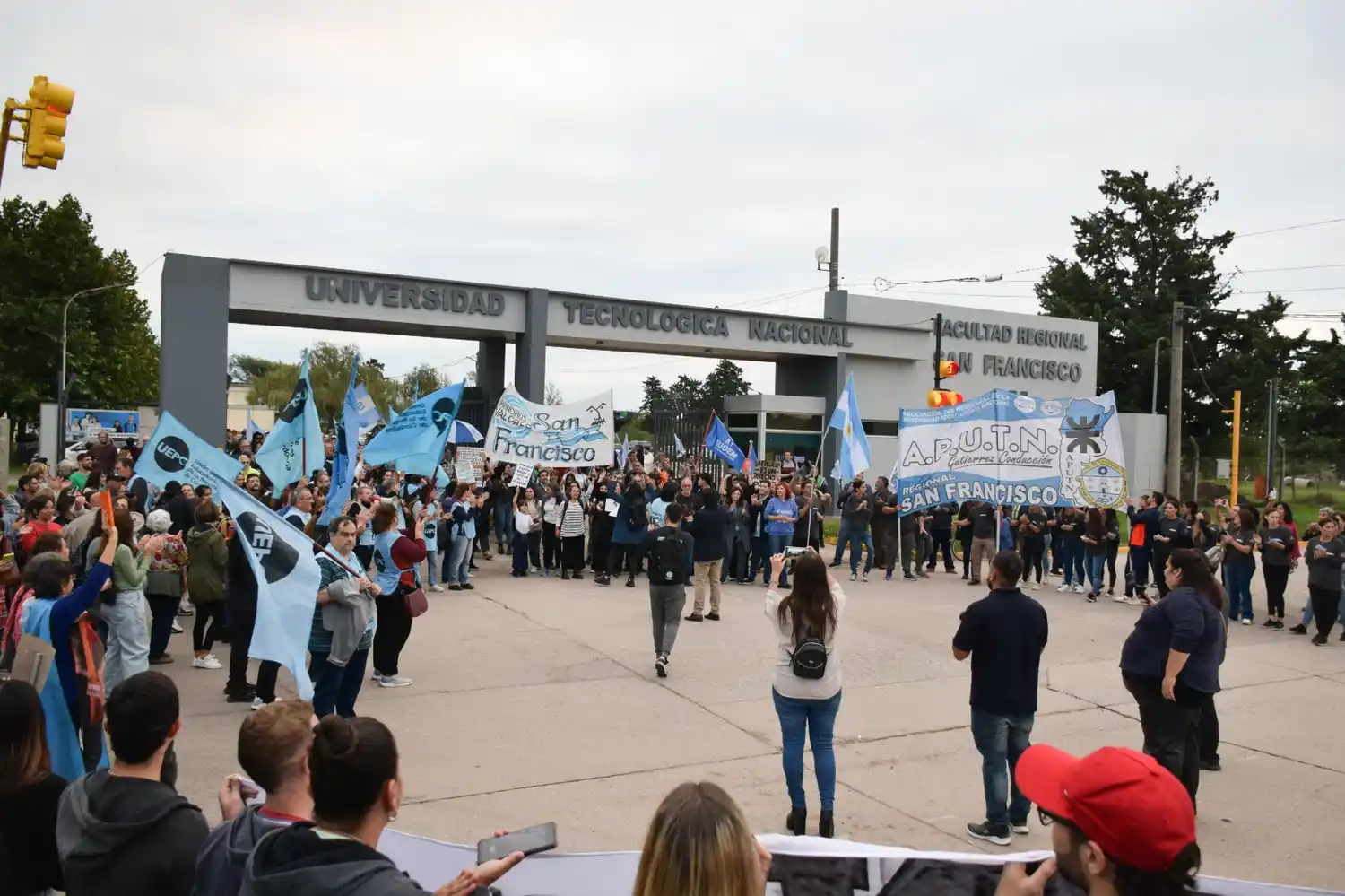 Se realizaron marchas en la ciudad para defender la educación pública.