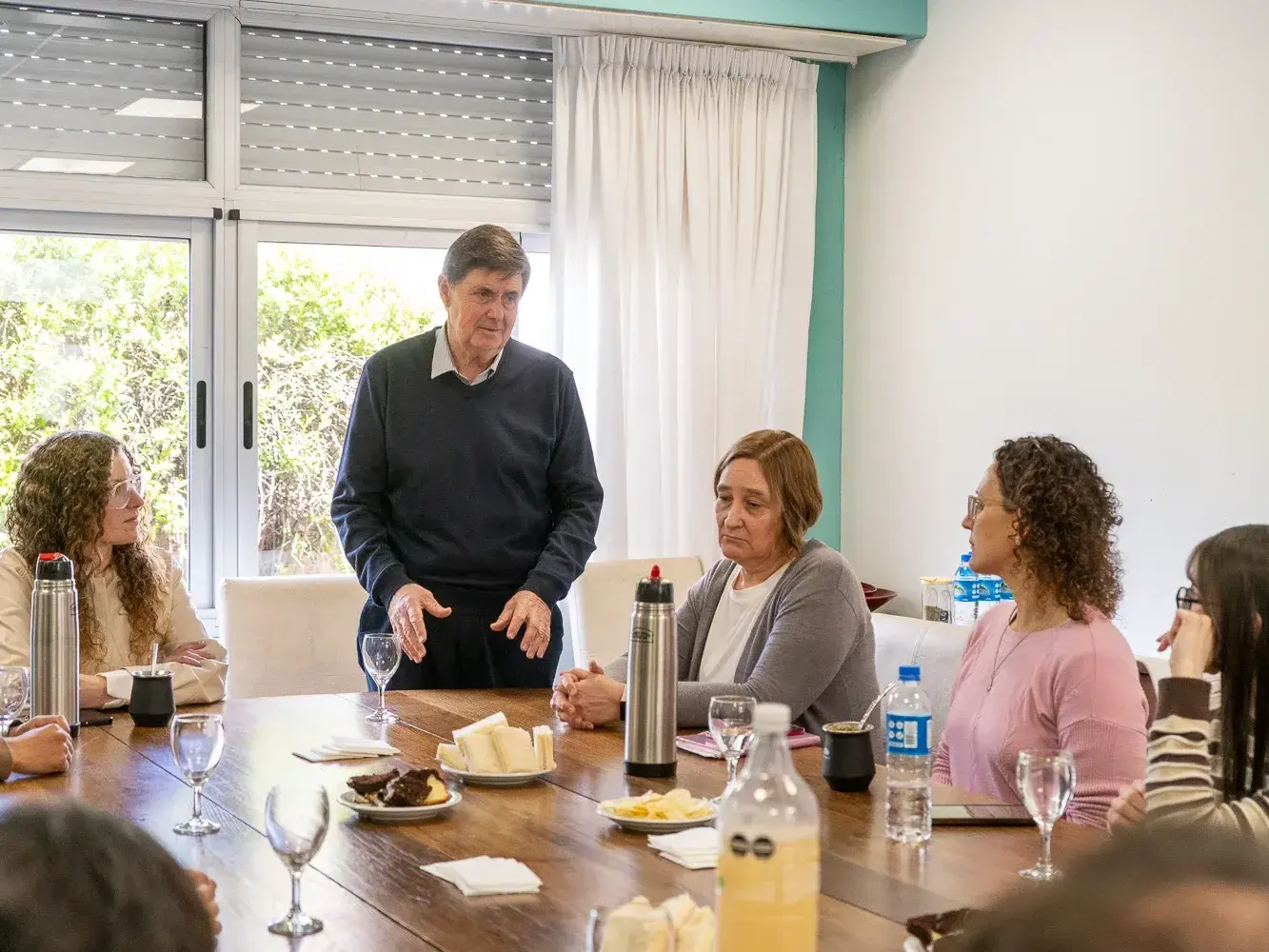 El intendente de San Cayetano, Miguel Gargaglione, encabezó una reunión con referentes locales del ámbito deportivo y cultural para reconocer su labor