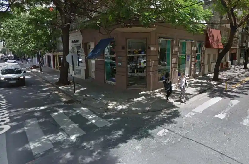 Violento asalto en pleno centro: le pegaron un culatazo, la patearon en el piso y le robaron la mochila