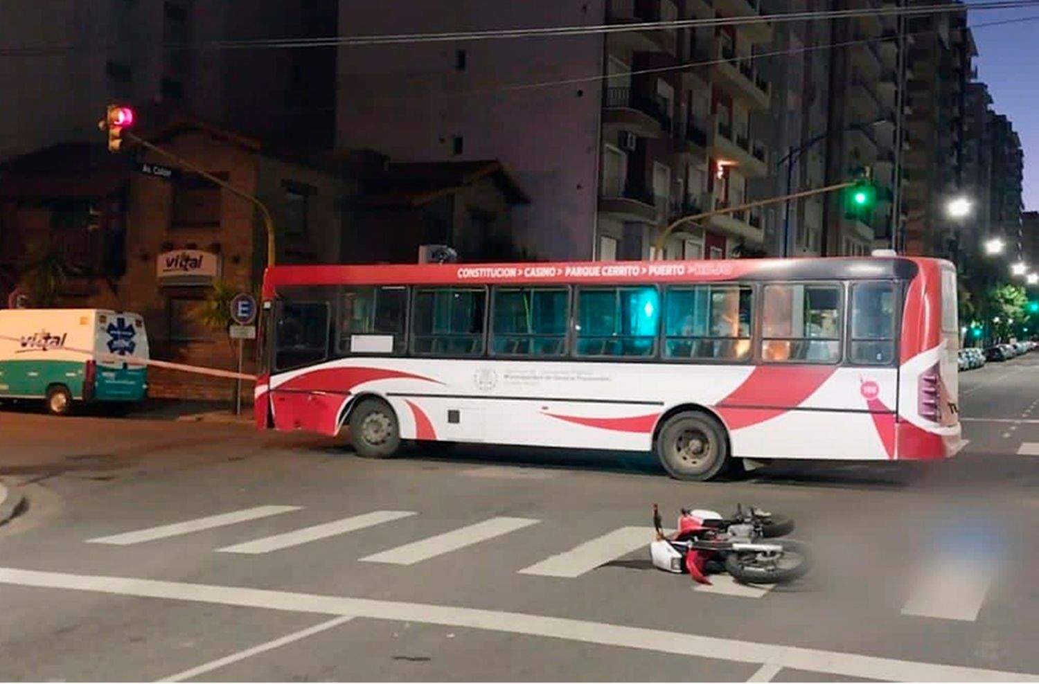 Fatal choque en Colón y Sarmiento: muere un motociclista y su acompañante está grave