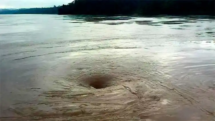 Bajante del Paraná: sigue inalterable el misterioso remolino que "tragó barcos"
