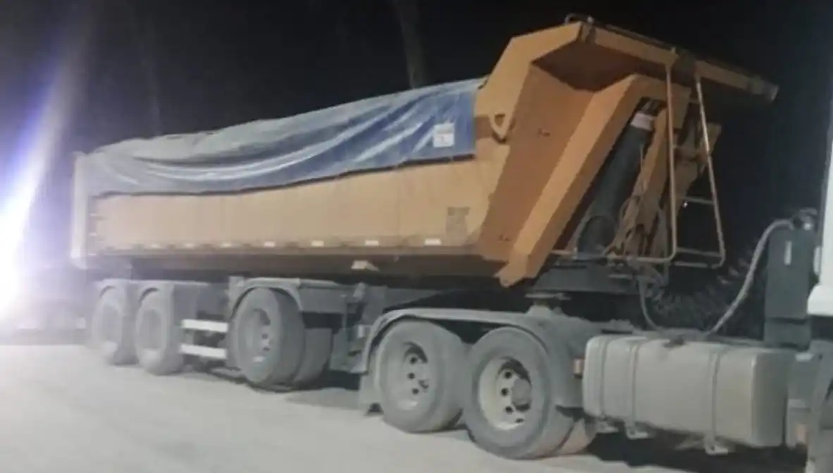 Tragedia en Olavarría: Un chofer colocaba la lona del camión, cayó de espaldas y falleció