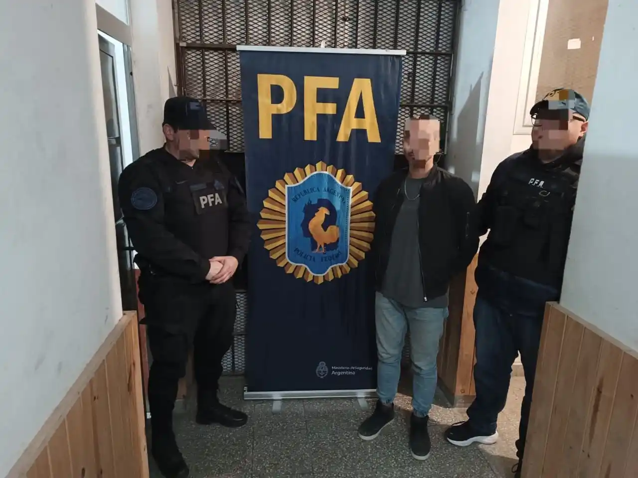 Uno de los detenidos por los agentes policiales.